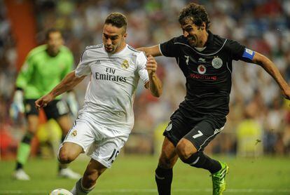 Raúl, ya con la camiseta del Al Sadd, defiende a Dani Carvajal, con Diego López —que salió en la segunda parte— al fondo. 