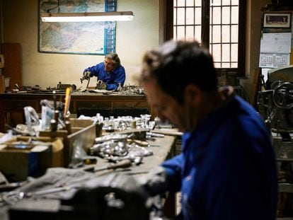 En el taller de Estaños de Pedraza (en la imagen) aún hoy se elaboran los más de 400 diseños concebidos por el interiorista Paco Muñoz hace cinco décadas, desde candelabros hasta objetos decorativos. Algunos requieren soldar más de 30 piezas distintas.