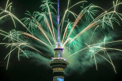 Fuegos artificiales en la Sky Tower en Auckland, Nueva Zelanda.