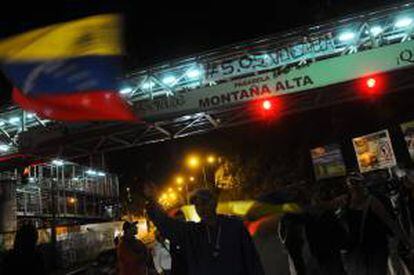 Manifestantes opositores protestan en Carrizal, ciudad cercana a la cárcel militar de Ramo Verde, ubicada en las afueras de Caracas (Venezuela), donde fue trasladado el opositor venezolano Leopoldo López, el 19 de febrero de 2014.