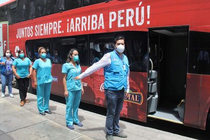 Personal médico frente al autobús de la selección peruana de fútbol el 20 de marzo de 2020 en Lima (Perú).
