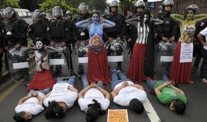 Mujeres salvadore&ntilde;as en una una protesta para exigir la despenalizaci&oacute;n del aborto.