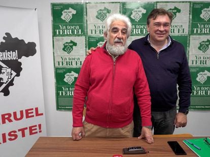 El diputado electo de Teruel Existe, Tomás Guitarte (d), junto al número dos de la candidatura, Manuel Gimeno, este lunes en Teruel. 