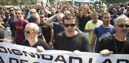 Trabajadores de los astilleros de Cádiz, durante la protesta.