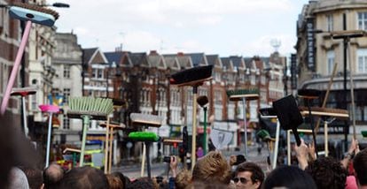 Londinenses alzan sus cepillos en presencia del alcalde de Londres, Boris Johnson, poco antes de empezar la limpieza de una de las calles de Clapham Junction, en el sur de Londres.