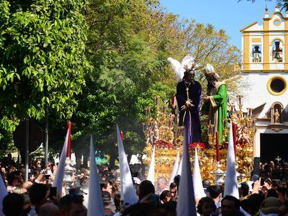 Desde las ciudades populosas a los pueblos más recónditos, las procesiones se suceden a lo largo y ancho de toda la Comunidad. En la imagen, la de Nuestro Padre Jesús del Soberano Poder ante Caifás, de la Hermandad de San Gonzalo, en Sevilla.