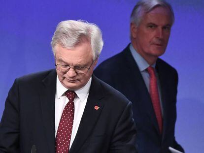 David Davis, en primer plano. y Michel Barnier, al fondo, a su llegada a la conferencia de prensa del pasado viernes en Bruselas. 