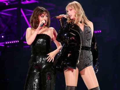 Selena Gómez (izquierda) y Taylor Swift durante su actuación conjunta en California.