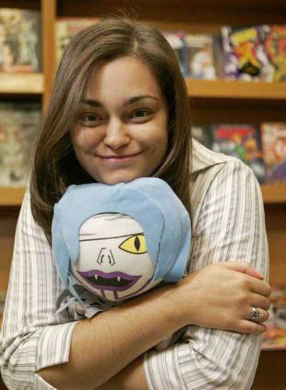 Laura Gallego, en una tienda de cómics.