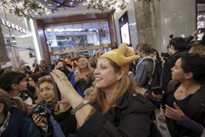 Público entra en la apertura nocturna de Macy's de Herald Square sen Nueva York