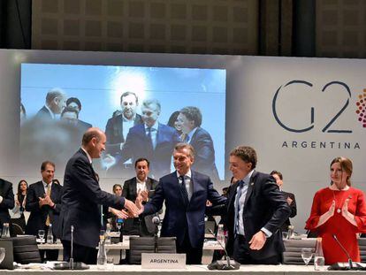 Mauricio Macri cierra el martes la cumbre de ministros de Finanzas de G20. Lo acompañan el ministro de Hacienda, Nicolás Dujovne (derecha), y el presidente del Banco Central, Federico Sturzenegger