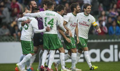 Ra&uacute;l, el segundo por la derecha, celebra un gol.