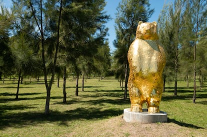 La obra 'Gold Bear', del colectivo Cracking Art, se encuentra en el Parque Internacional de Esculturas.