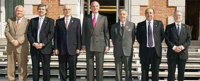 Don Juan Carlos posa junto a los representantes de Argentina y Uruguay durante el encuentro auspiciado por el Rey de España para salir de la crisis de las papeleras.