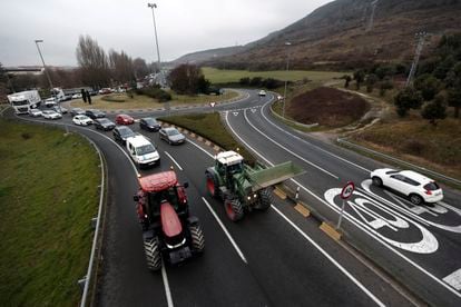 La movilización que los agricultores están llevando a cabo con sus tractores desde primeras horas en las vías principales de la Comunidad Foral están ocasionando retenciones en los accesos y salidas de Pamplona.