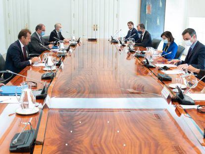 Mesa de la reunión mantenida esta tarde entre el Gobierno español y la dirección de Airbus en La Moncloa. Frente a frente, el CEO de la compañía, Gillaume Faury, y el presidente del Gobierno, Pedro Sánchez.