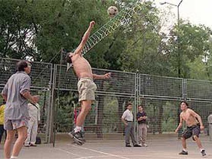 Seis ecuatorianos, tres por equipo, jugaban un partido de voleibol con apuestas ayer en el parque del Oeste.