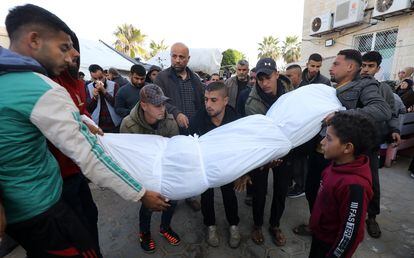 Familiares de palestinos muertos en ataques israelíes reciben un cadáver para su entierro en Dair El-Balah (Gaza), este miércoles 28 de febrero.