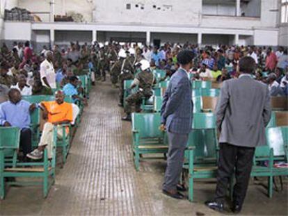 Momento de descanso durante el juicio contra la oposición guineana, celebrada en el cine Marfil de Malabo.