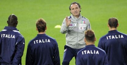 Prandelli, durante el entrenamiento de Italia