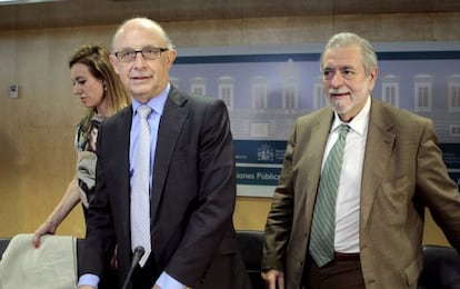 El ministro de Hacienda, Cristóbal Montoro (derecha), junto al secretario de Estado de Administraciones Públicas, Antonio Beteta.