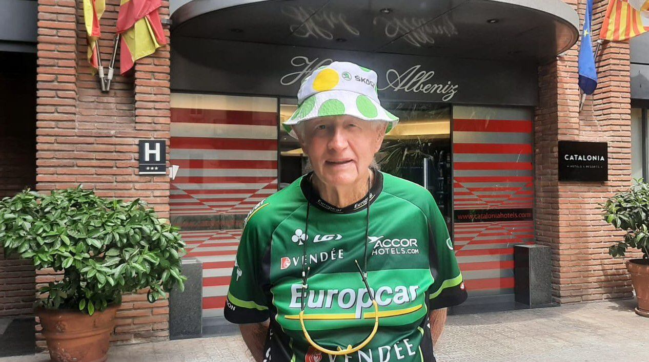 Hilton Fry, australiano de 88 años, ex ciclista que se ha desplazado a Barcelona con su hija para ver la salida de La Vuelta. Casualmente, su hotel está en la calle de Aragó, por donde pasará la contrarreloj.