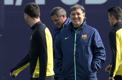 Martino, saluda a Messi al inicio del entrenamiento.