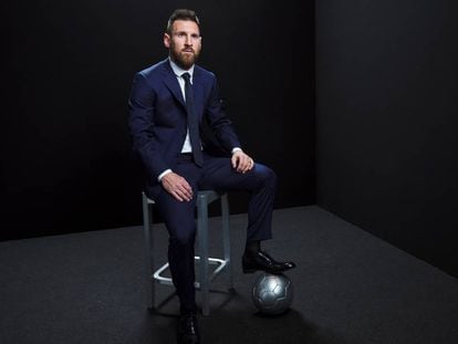 Messi posa con el premio The Best entregado por la FIFA.