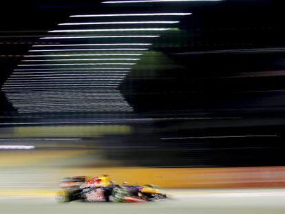 Vettel acelera su veh&iacute;culo durante la primera sesi&oacute;n de entrenamientos libres del GP de Singapur