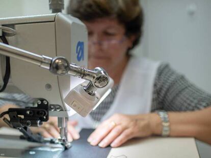 Una mujer hace trabajos de marroquinería en una empresa de Ubrique (Cádiz).