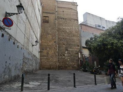 Uno de los edificios que se derribar&aacute;n adosado a la muralla romana.