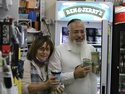 Una pareja de israelies compran helados Ben & Jerry's en el supermercado Turjeman en el asentamiento judio Neve Daniel de Cisjordania