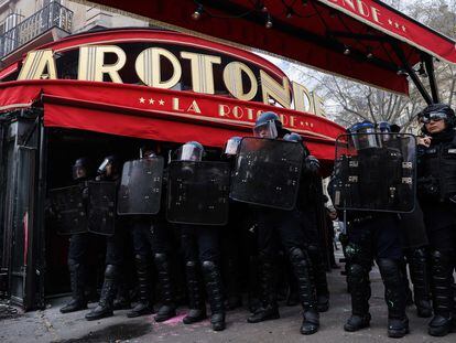 Policías antidisturbios protegen La Rotonde, el pasado jueves, durante la 11ª jornada de protestas contra la reforma de la jubilación, en París.