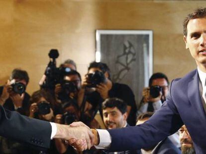 El jefe del Gobierno, Mariano Rajoy y el líder de Ciudadanos, Albert Rivera, se estrechan la mano durante las negociaciones para la investidura en agosto de 2016.