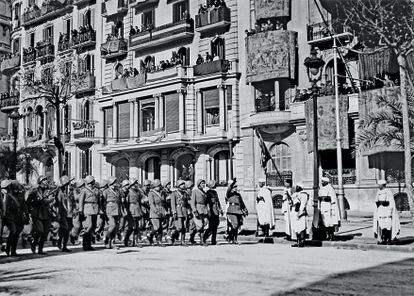 Barcelona, febrer del 1939. Franco saluda amb el braç alçat des de la tribuna de la dreta a les tropes italianes en l'anomenat Desfile de la Victoria. Arxiu Fotogràfic de Barcelona / Pérez de Rozas