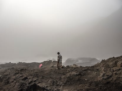 La neblina cubre a los trabajadores de limpieza en el epicentro del desastre.