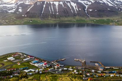 La localidad de Thingeyri, en la península del mismo nombre, en la región islandesa de los Westfjords.