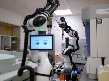La Clínica Asklepios de Bad Oldesloe, en Alemania, ha introducido un sistema de laboratorio autónomo con dos robots que analizan las muestras de sangre de los pacientes y envían los resultados al sistema digital de información de laboratorio del hospital.