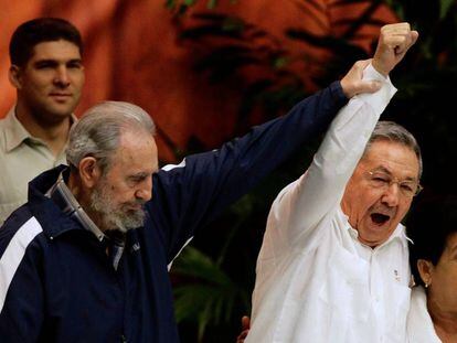 Fidel Castro y su hermano Raúl Castro, en abril de 2011.