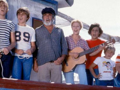 Algunos de los protagonistas de 'Verano azul', en el barco de Chanquete.