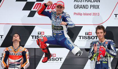 Lorenzo celebra su triunfo ante Pedrosa y Rossi.