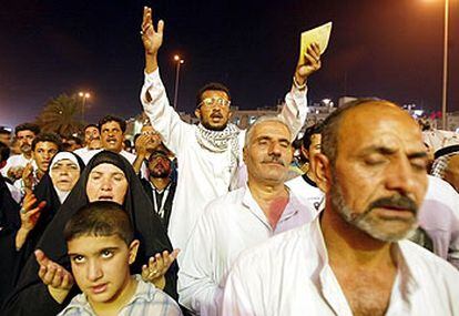 Chiíes iraquíes claman en recuerdo del imam Al Mehdi fuera del sepulcro de Al Abaas en Kerbala.