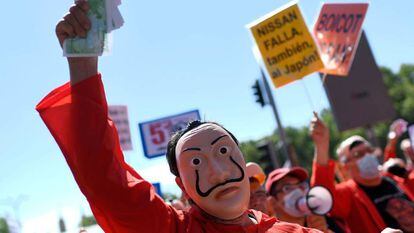 Trabajadores de Nissan protestan en Madrid con máscaras de la serie La Casa de Papel, este miércoles.