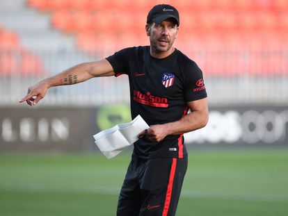 Simeone, durante un entrenamiento del Atlético de Madrid.  / EFE.