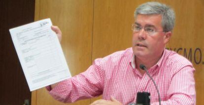 Enrique Fernández de Moya enseña sus declaraciones de la renta.