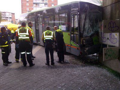 El autobús tras el accidente en el intercambiador de Aluche.