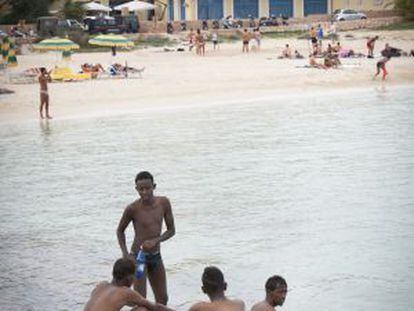 Cuatro inmigrantes, esta semana en una playa de Lampedusa.
