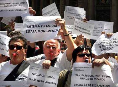 Protesta de afectados de Fórum Filatélico en Valencia tras conocerse la estafa.