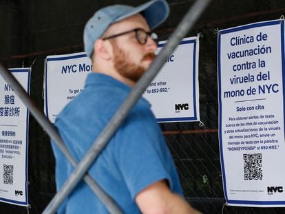 Un hombre espera en un centro de vacunación frente a la viruela del mono en Nueva York.