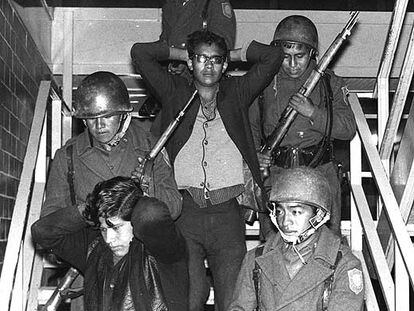 Soldados arrestan el 2 de octubre de 1968 a dos estudiantes en un edificio en Tlatelolco, México DF.